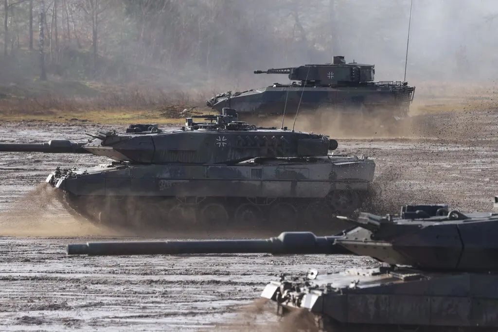 Німецькі танки Leopard під час демонстрації на полігонах армії в Мюнстері на початку цього місяця.